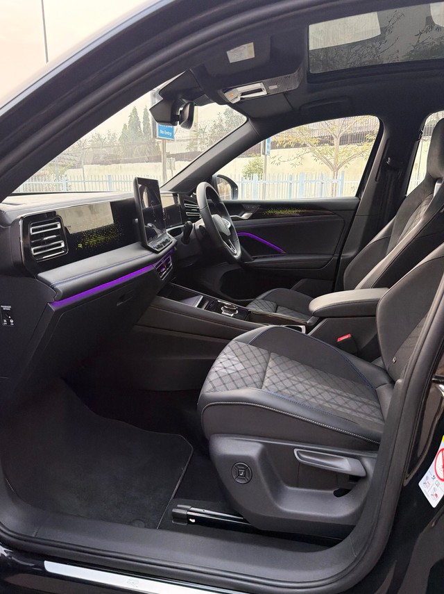 Second-hand 2025 Volkswagen Tiguan R Line 2.0L TSI for sale in New Delhi-5