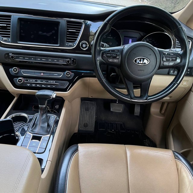 Second-hand 2020 Kia Carnival Limousine for sale in Mumbai-11
