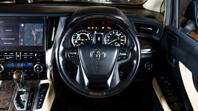 Second-hand 2022 Toyota Vellfire Executive Lounge BSVI for sale in New Delhi-12