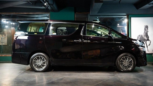 Second-hand 2022 Toyota Vellfire Executive Lounge BSVI for sale in New Delhi-1