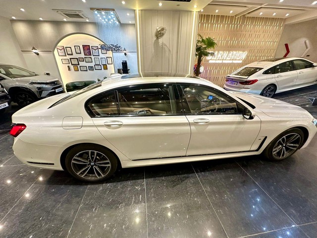 Second-hand 2022 BMW 7 Series 740Li M Sport for sale in New Delhi-18