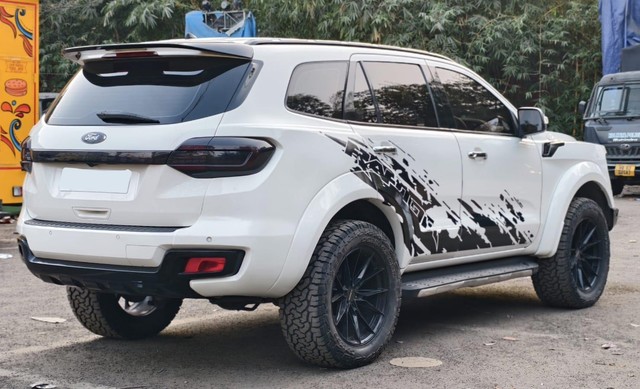 Second-hand 2017 Ford Endeavour 2.2 Titanium AT 4X2 for sale in Kolkata-8