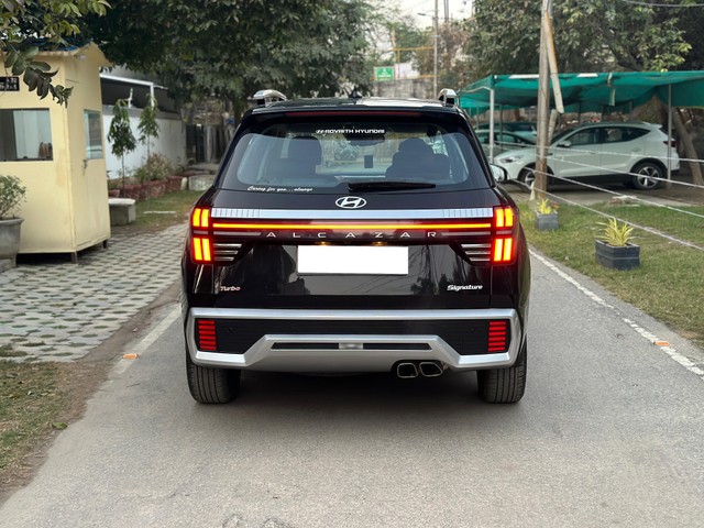 Second-hand 2025 Hyundai Alcazar Signature DCT for sale in New Delhi-1
