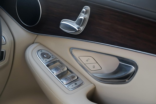 Second-hand 2021 Mercedes-Benz GLC 200 for sale in New Delhi-17