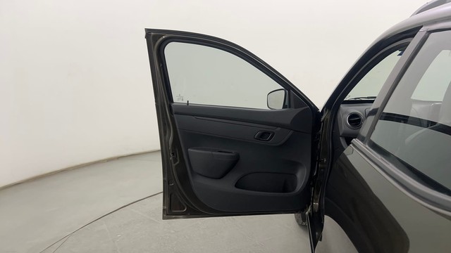 Second-hand 2016 Renault KWID 1.0 AMT RXT for sale in Pune-34