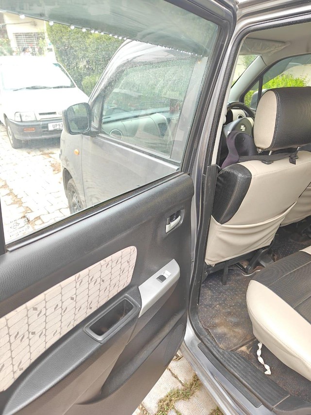 Second-hand 2016 Maruti Suzuki Wagon R AMT VXI for sale in Jhansi-3