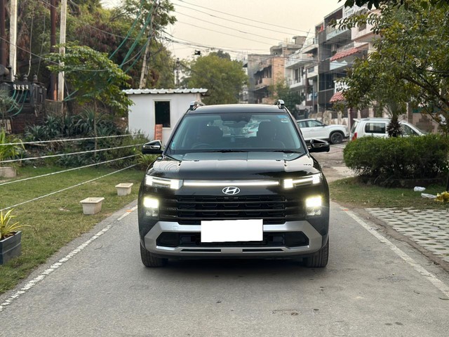 Second-hand 2024 Hyundai Alcazar Signature DCT for sale in New Delhi-3