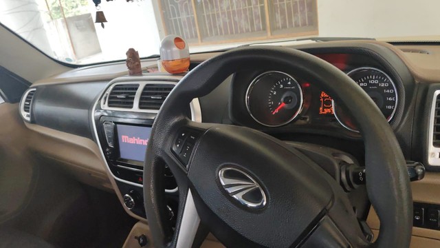 Second-hand 2018 Mahindra TUV 300 T10 AMT Dual Tone for sale in Lucknow-2