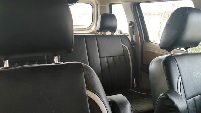 Second-hand 2018 Mahindra TUV 300 T10 AMT Dual Tone for sale in Lucknow-5