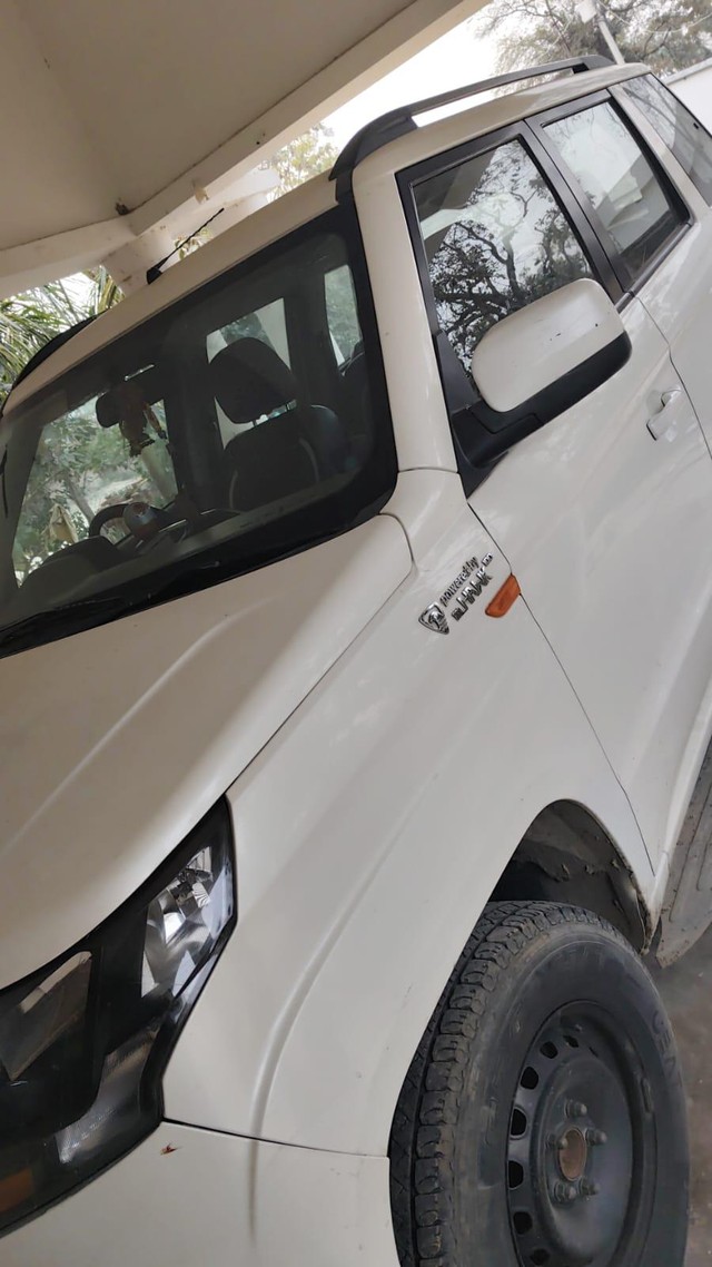Second-hand 2018 Mahindra TUV 300 T10 AMT Dual Tone for sale in Lucknow-3