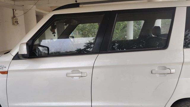 Second-hand 2018 Mahindra TUV 300 T10 AMT Dual Tone for sale in Lucknow-4