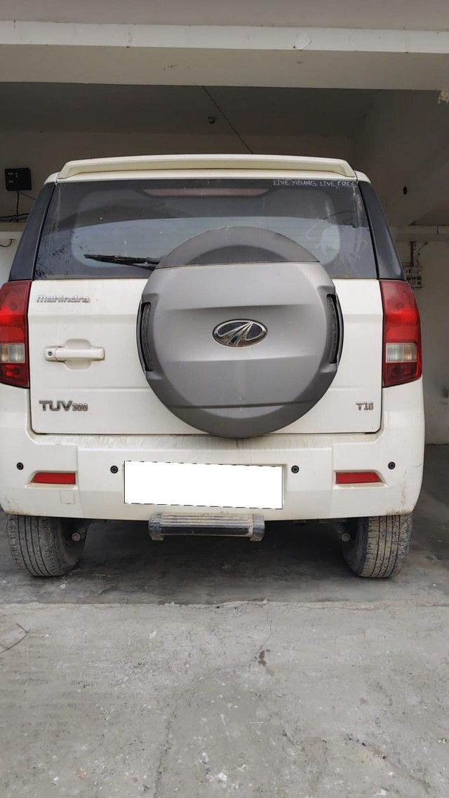 Second-hand 2018 Mahindra TUV 300 T10 AMT Dual Tone for sale in Lucknow-1