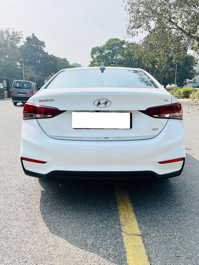 Second-hand 2018 Hyundai Verna VTVT 1.6 AT SX Option for sale in New Delhi-2