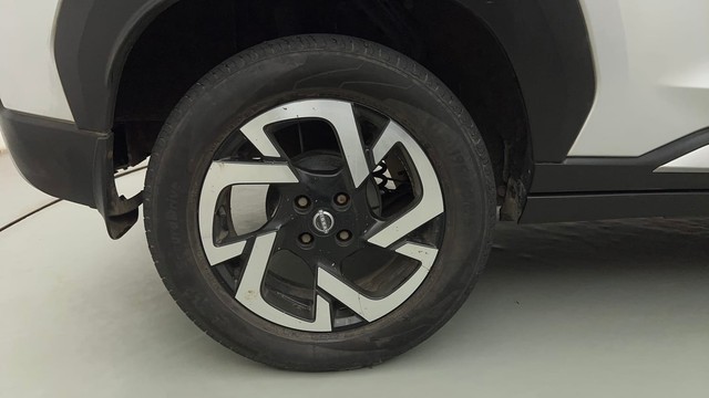 Second-hand 2023 Nissan Magnite Turbo CVT XV Premium for sale in Mumbai-18