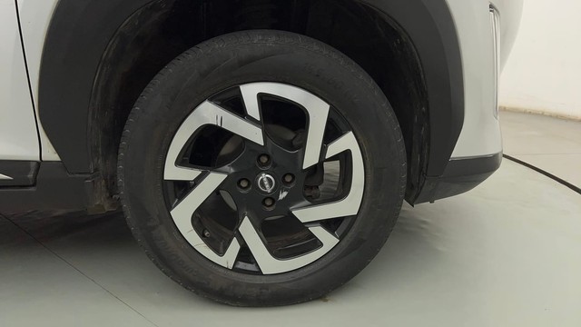 Second-hand 2023 Nissan Magnite Turbo CVT XV Premium for sale in Mumbai-17