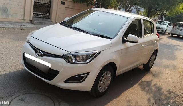 Hyundai i20 Magna Second-hand 2013 Hyundai i20 Magna for sale in Rajkot-1