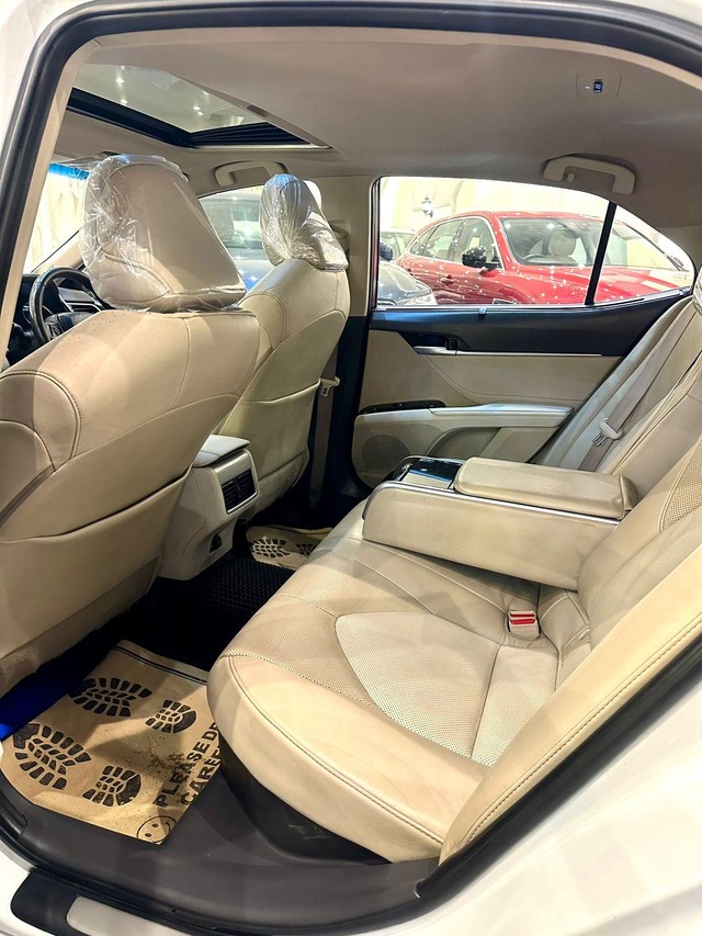 Second-hand 2021 Toyota Camry Hybrid 2.5 for sale in New Delhi-9