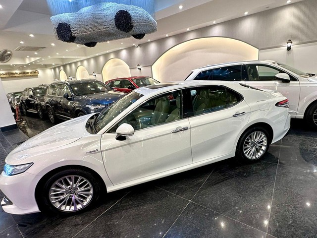 Second-hand 2021 Toyota Camry Hybrid 2.5 for sale in New Delhi-17