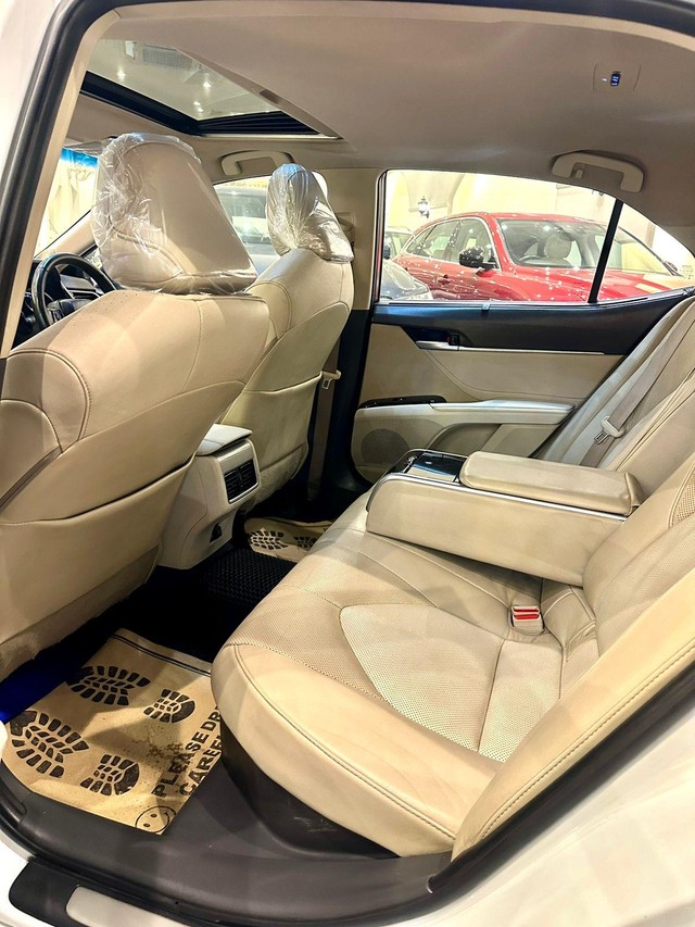 Second-hand 2021 Toyota Camry Hybrid 2.5 for sale in New Delhi-19