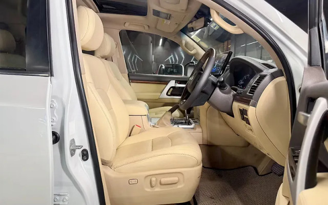 Second-hand 2016 Toyota Land Cruiser 200 VX for sale in New Delhi-5