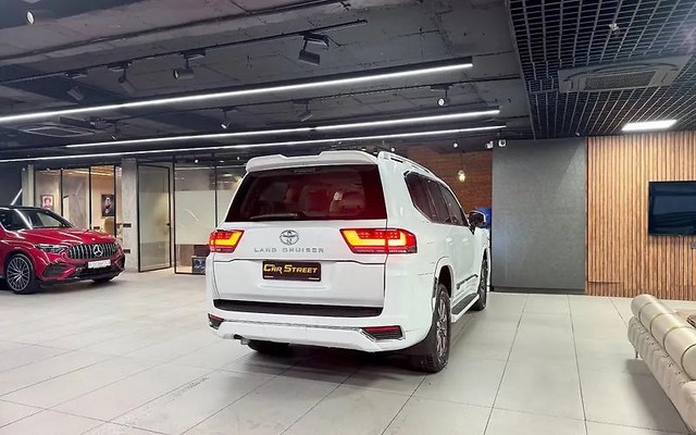 Second-hand 2016 Toyota Land Cruiser 200 VX for sale in New Delhi-4