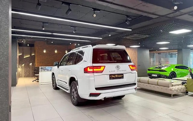 Second-hand 2016 Toyota Land Cruiser 200 VX for sale in New Delhi-3