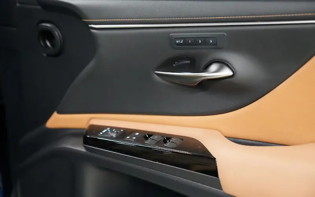 Lexus ES 300h Luxury Second-hand 2024 Lexus ES 300h Luxury for sale in New Delhi-3