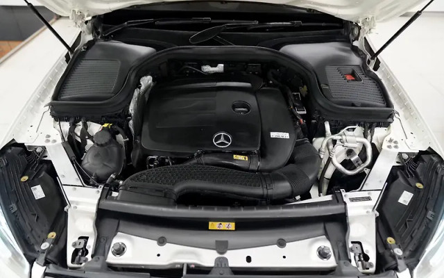 Second-hand 2022 Mercedes-Benz GLC 200 for sale in New Delhi-3