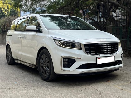 Second-hand 2022 Kia Carnival Limousine Plus for sale in New Delhi