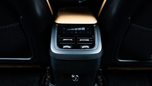 Second-hand 2019 Volvo XC60 Inscription D5 BSIV for sale in New Delhi-19