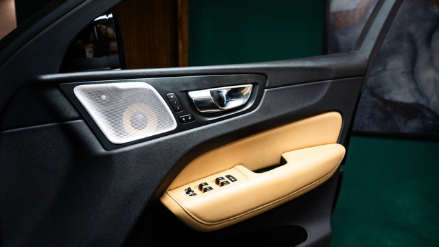 Second-hand 2019 Volvo XC60 Inscription D5 BSIV for sale in New Delhi-17