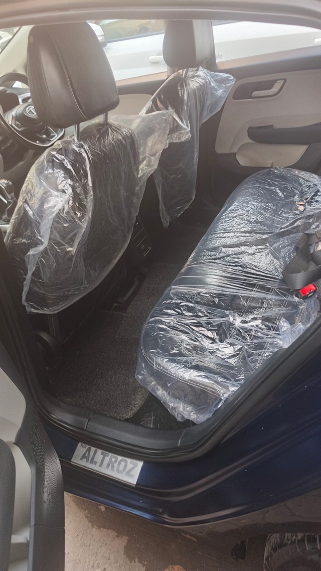 Second-hand 2023 Tata Altroz XZ CNG for sale in New Delhi-9