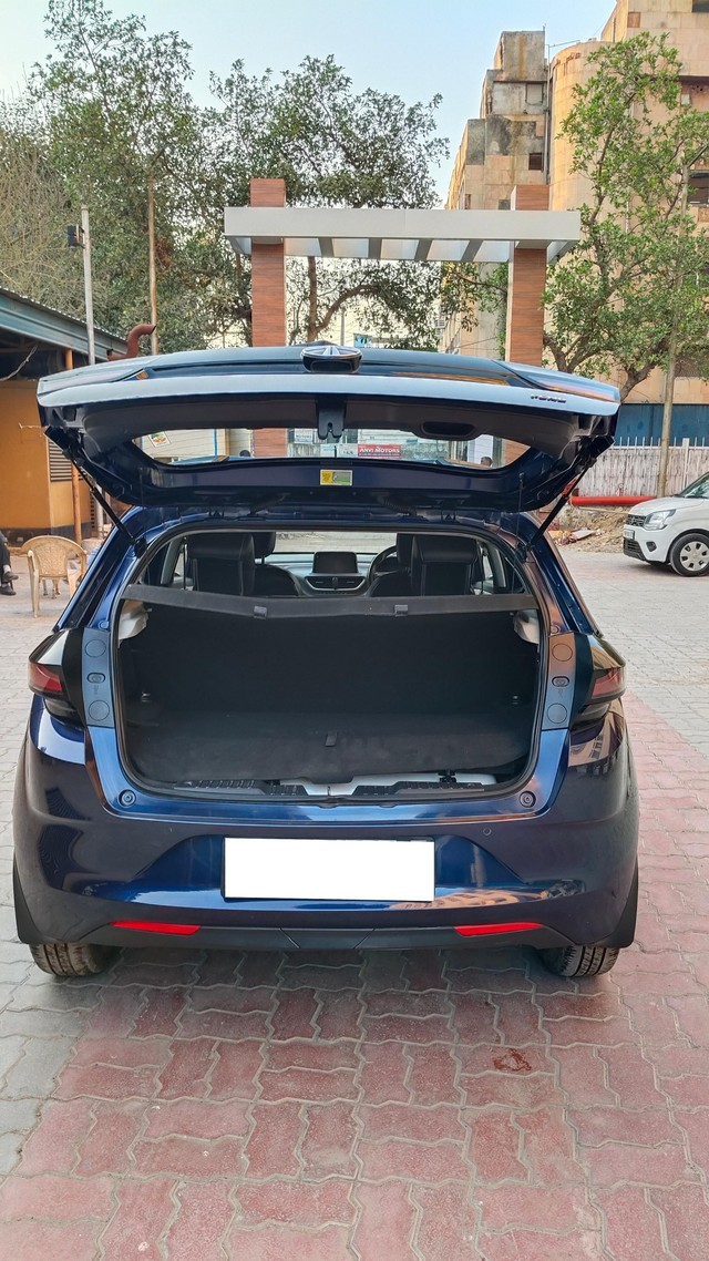 Second-hand 2023 Tata Altroz XZ CNG for sale in New Delhi-7