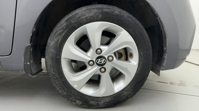 Second-hand 2017 Hyundai Xcent Petrol for sale in Ahmedabad-17