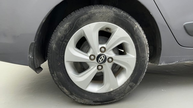 Second-hand 2017 Hyundai Xcent Petrol for sale in Ahmedabad-18