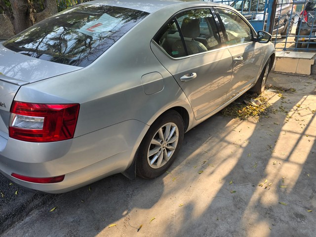 Second-hand 2015 Skoda Octavia Elegance 1.8 TSI AT for sale in Noida-3