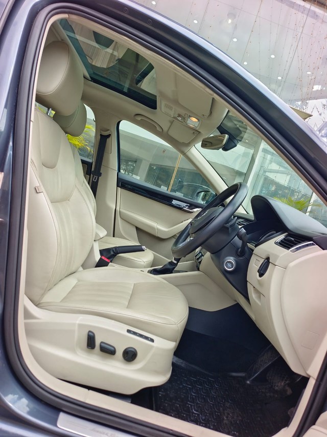 Second-hand 2018 Skoda Octavia 1.8 TSI AT L K for sale in Bangalore-11