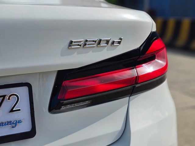 Second-hand 2022 BMW 5 Series 520d Luxury Line for sale in Mumbai-10