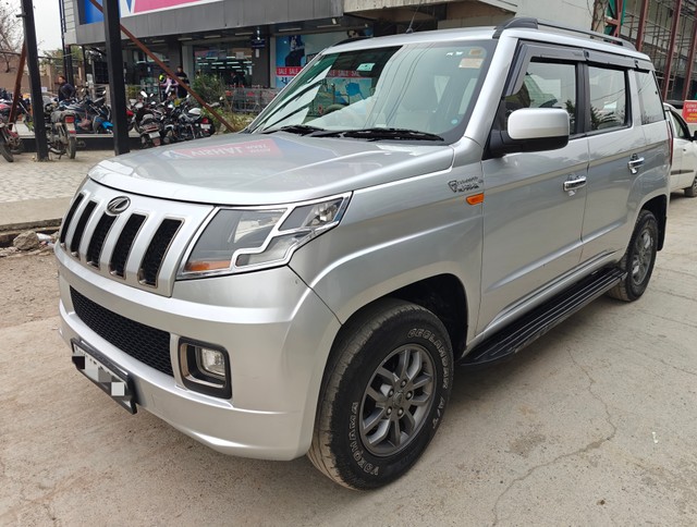 Second-hand 2018 Mahindra TUV 300 T10 for sale in Dehradun-4