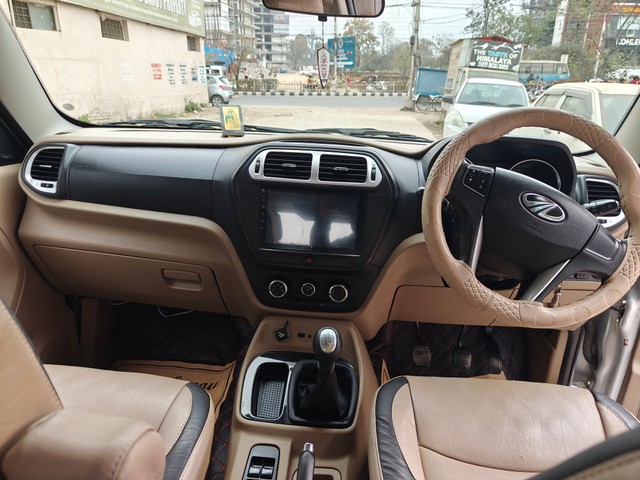 Second-hand 2018 Mahindra TUV 300 T10 for sale in Dehradun-9
