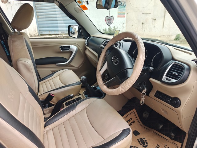 Second-hand 2018 Mahindra TUV 300 T10 for sale in Dehradun-11