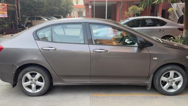 Second-hand 2011 Honda City V AT for sale in New Delhi-2
