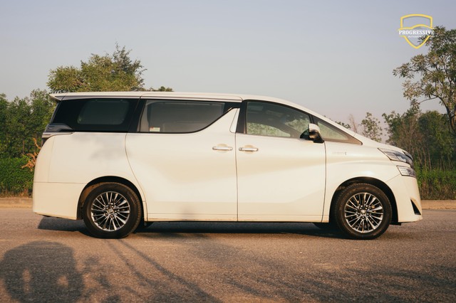 Second-hand 2022 Toyota Vellfire Executive Lounge BSVI for sale in New Delhi-1