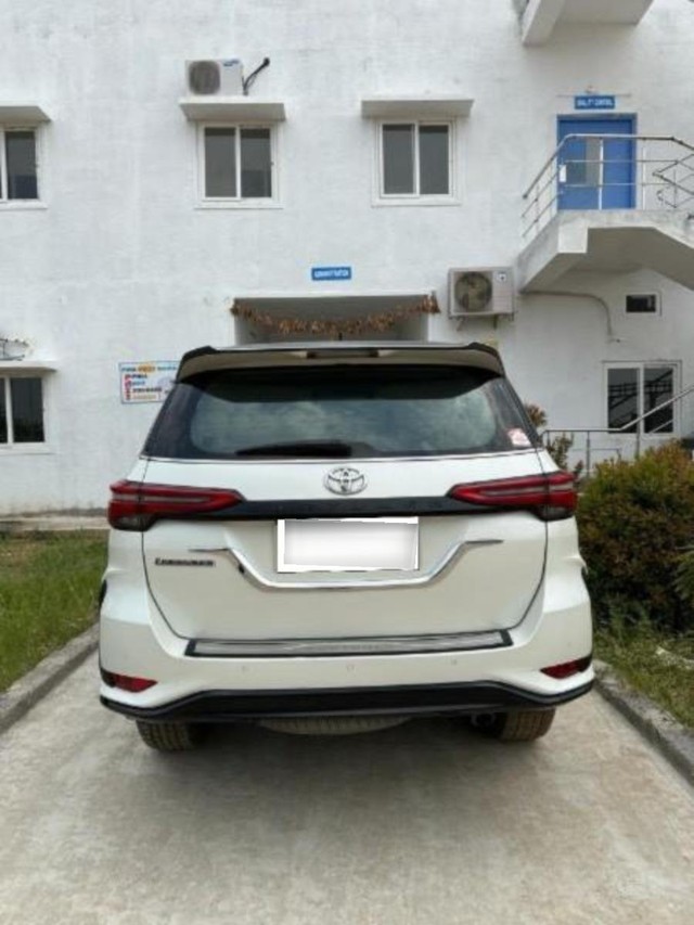 Toyota Fortuner Legender 4x4 AT 2023 Second-hand 2021 Toyota Fortuner Legender 4x4 AT 2023 for sale in Hyderabad-6