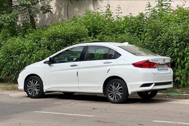Second-hand 2018 Honda City i-VTEC CVT VX for sale in Moosapet-3