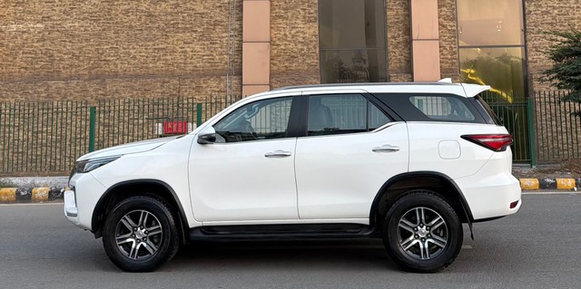 Second-hand 2022 Toyota Fortuner 4X2 Diesel AT BSVI for sale in New Delhi-4