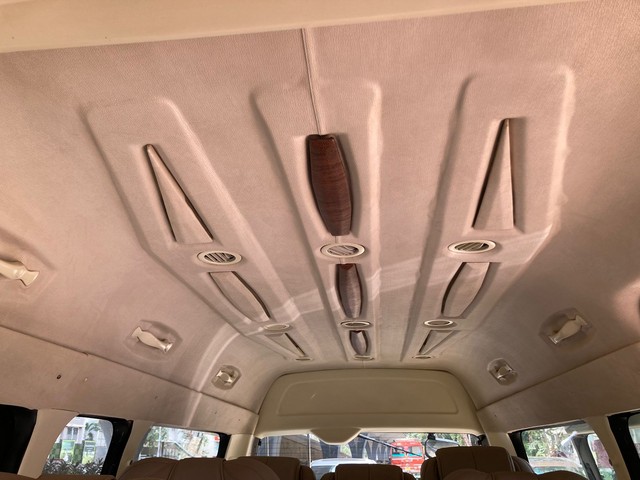 Toyota HiAce Commuter Van Second-hand 2013 Toyota HiAce Commuter Van for sale in Mumbai-1