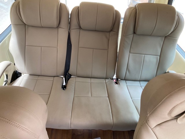 Toyota HiAce Commuter Van Second-hand 2013 Toyota HiAce Commuter Van for sale in Mumbai-2