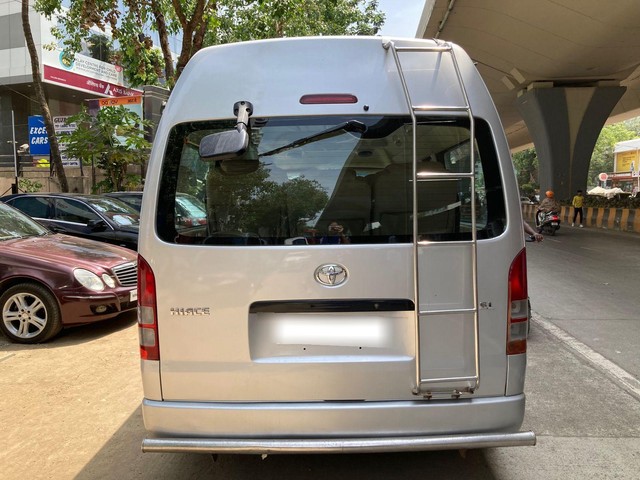 Toyota HiAce Commuter Van Second-hand 2013 Toyota HiAce Commuter Van for sale in Mumbai-10
