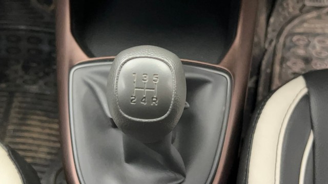 Second-hand 2022 Hyundai Aura S Diesel for sale in Kolkata-12